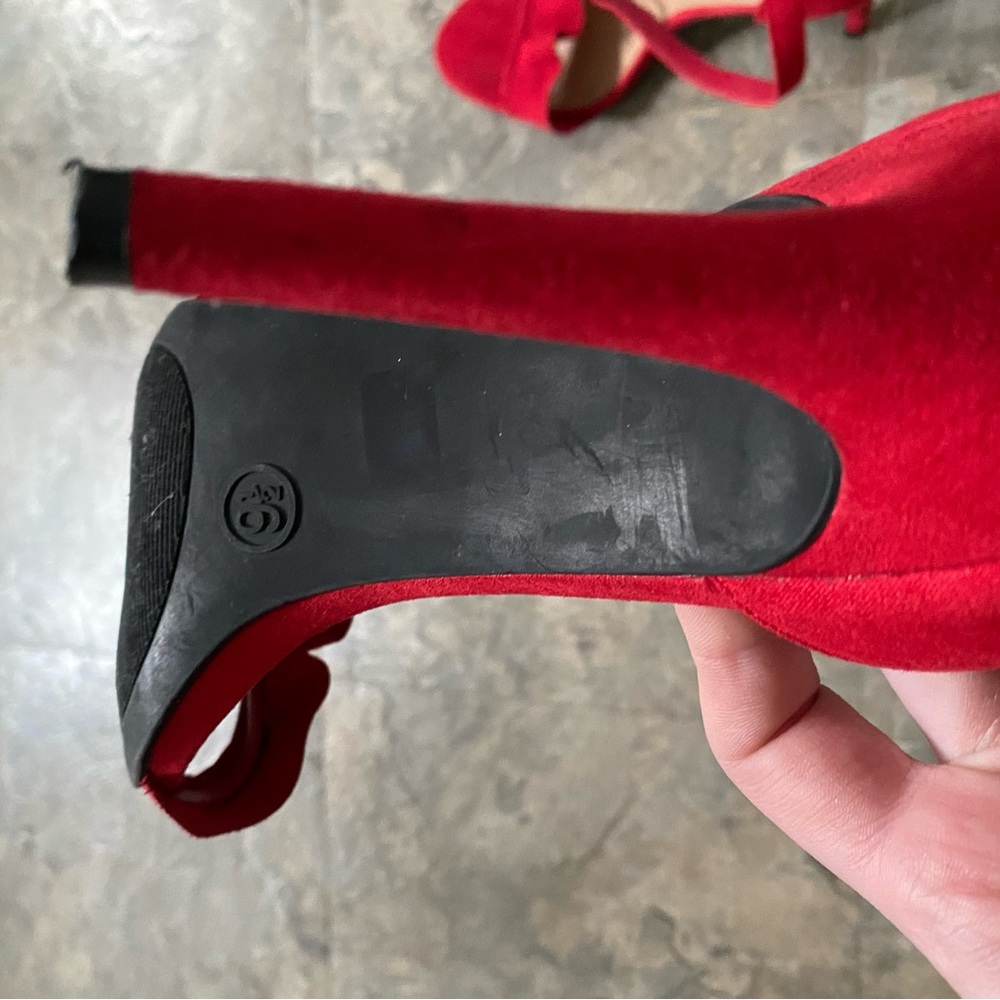 Red heels - Picture 4 of 7
